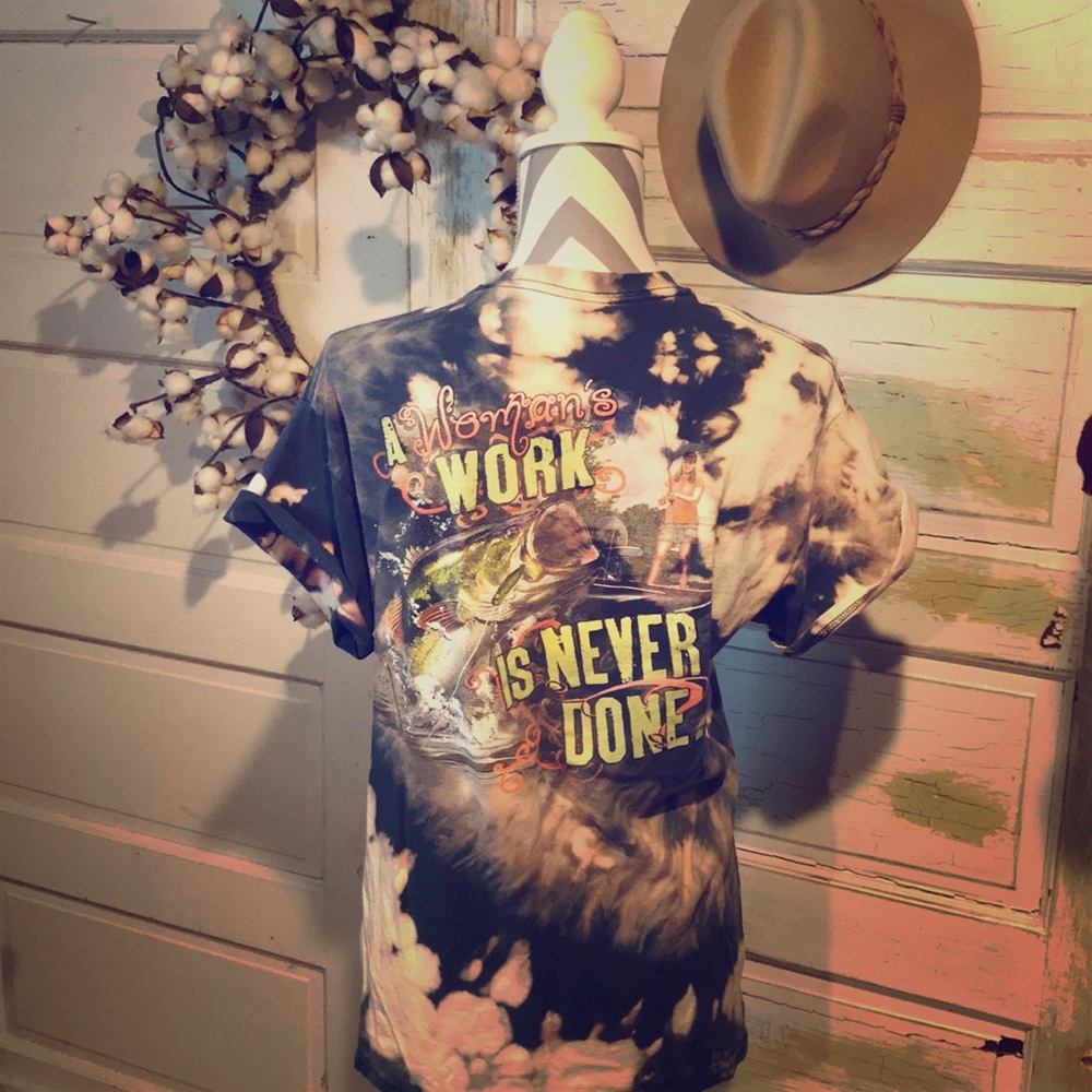 🎃🐟 Buck Wear - hand bleached ladies fishing tee